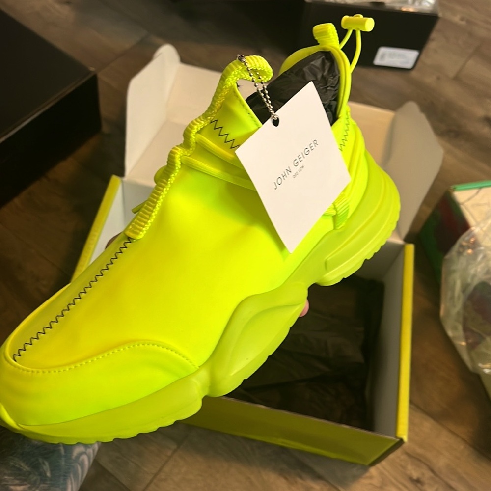 Dead stock 002 low John geiger volt size 10 og all